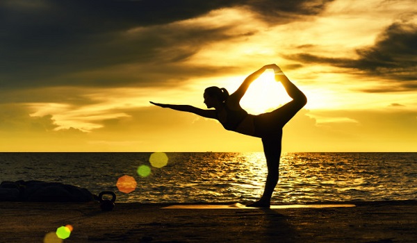 Detox bằng yoga và nước muối mang lại nhiều hiệu quả rõ rệt cho các chị em