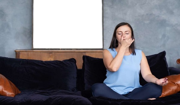 người phụ nữ thở một bên mũi