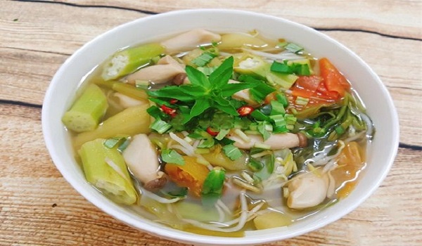 Canh chua giúp cân bằng tính âm, phù hợp với thực đơn các món ăn chay tốt cho sức khỏe gia đình