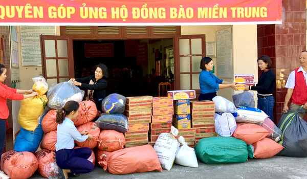 phân phát thức ăn cho người nghèo