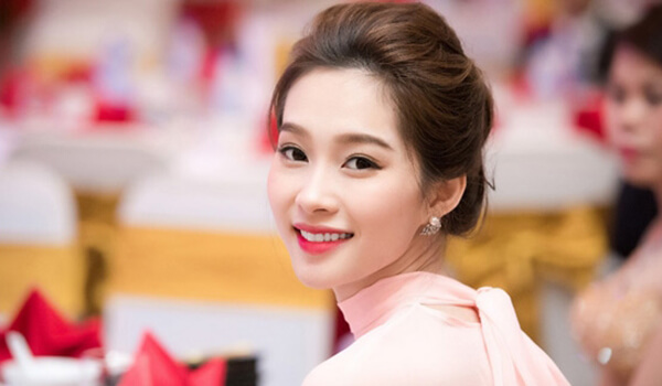 cô gái đang cười tươi - tướng mạo là 1 trong các Cách thay đổi vận mệnh