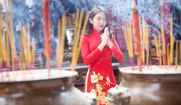 cô gái đang thắp hương là Cách thay đổi vận mệnh