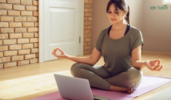 Bạn nên thường xuyên chú ý đến tư thế ngồi thiền. Tránh tình trạng lưng tôm khi thiền