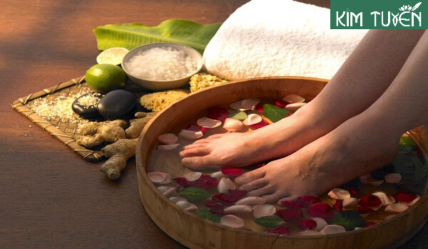 Ngâm và mát-xa chân với nước muối giúp lưu thông máu tốt