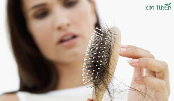 Độc tố tồn tại trong cơ thể khiến nhiều người gặp phải dấu hiệu tóc xơ, rụng.
