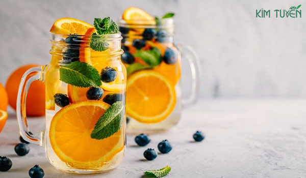 Thức uống Detox với cam giàu Vitamin.