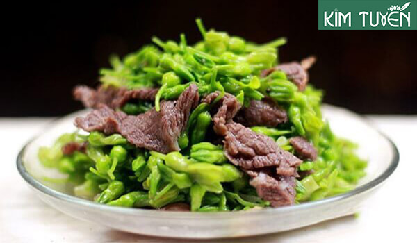 Đĩa thịt bò xào hoa thiên lý thơm ngon cho bữa trưa