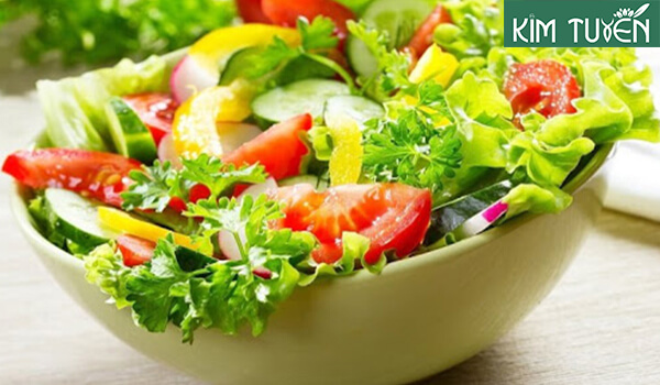 Salad dưa chuột ăn kèm với bánh mì kẹp trong bữa sáng