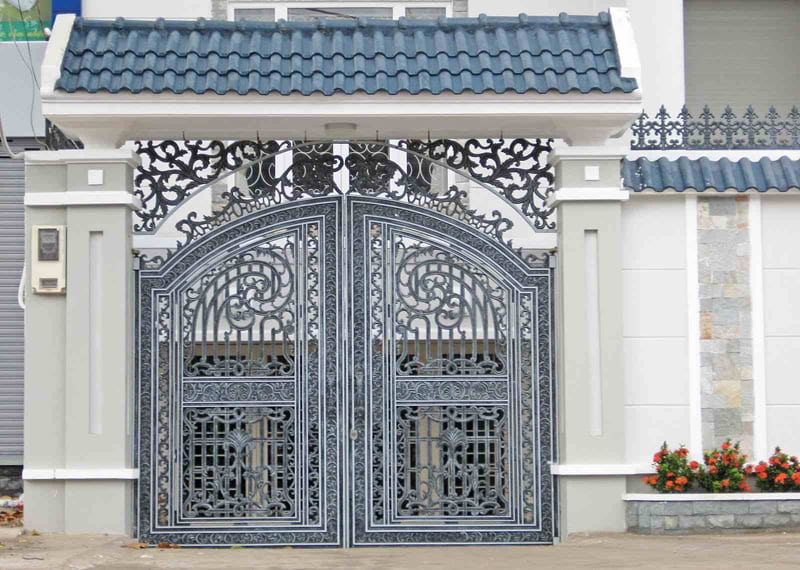 Cổng nhà tránh đối diện nhà vệ sinh