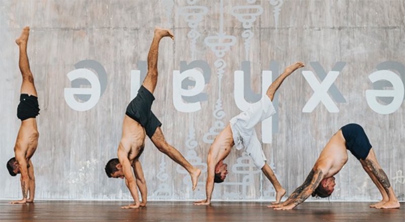 Tư thế yoga tựa vào tường chống cẳng tay