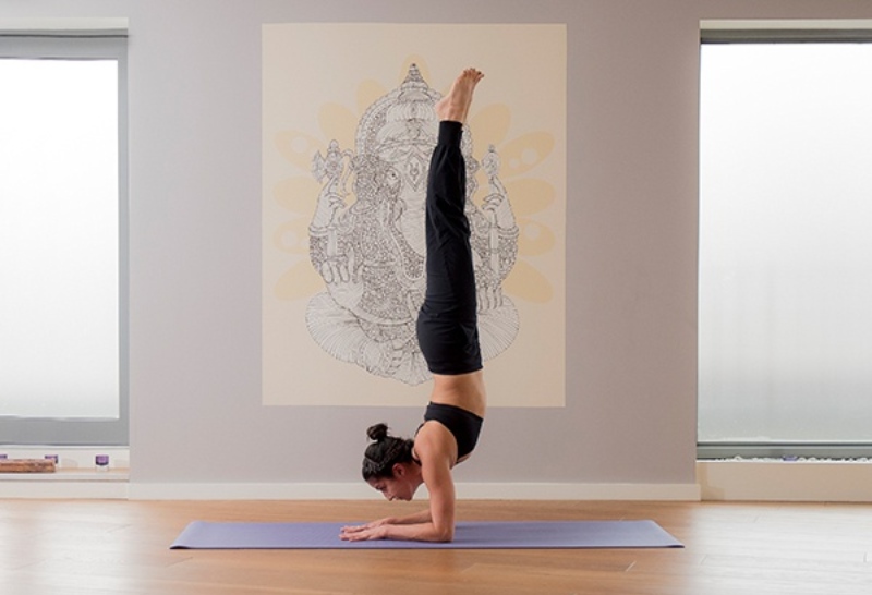 Tư thế yoga chống tay dựa tường
