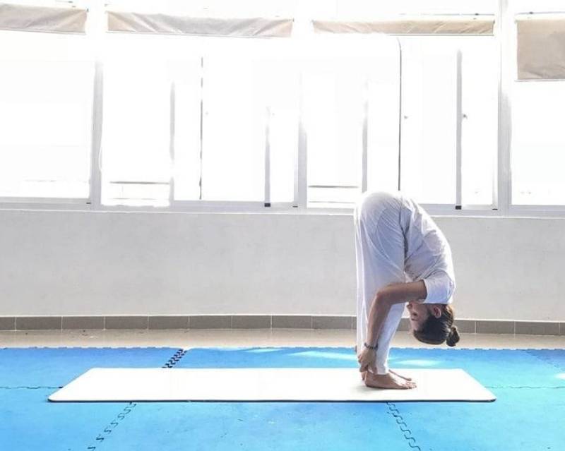 Tư thế đứng gập người