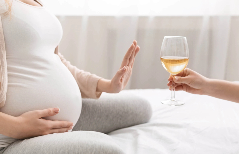 Mẹ bầu tuyệt đối không nên dùng rượu bia