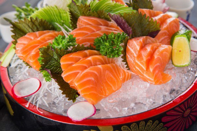 Sashimi cá hồi tươi ngon từ Nhật Bản