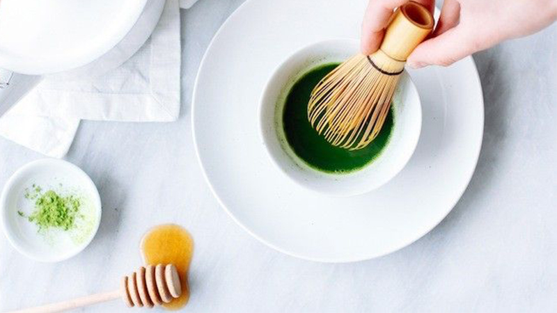 Đắp mặt nạ mật ong bơ và trà xanh