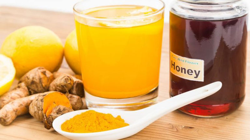 Đắp mặt nạ mật ong nghệ