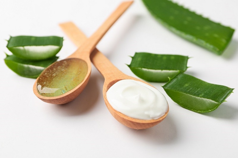 Đắp mặt nạ nha đam sữa chua