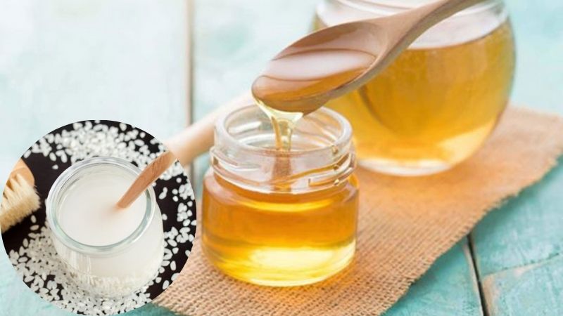 Đắp mặt nạ nước vo gạo và mật ong