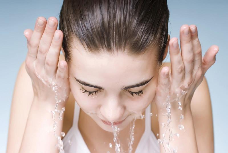 Hầu hết cần rửa mặt lại với nước sau khi đắp mặt nạ