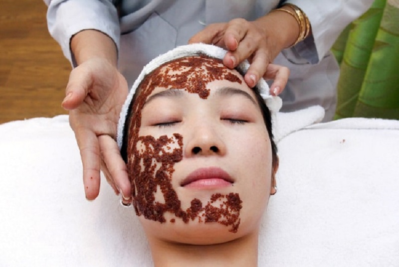 Đắp hạt ngũ hoa lên da mặt