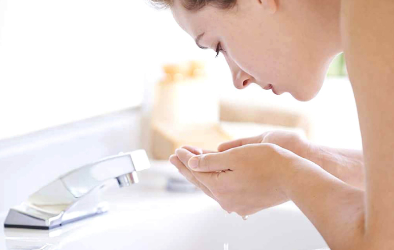 Rửa mặt lại sau khi đắp mặt nạ