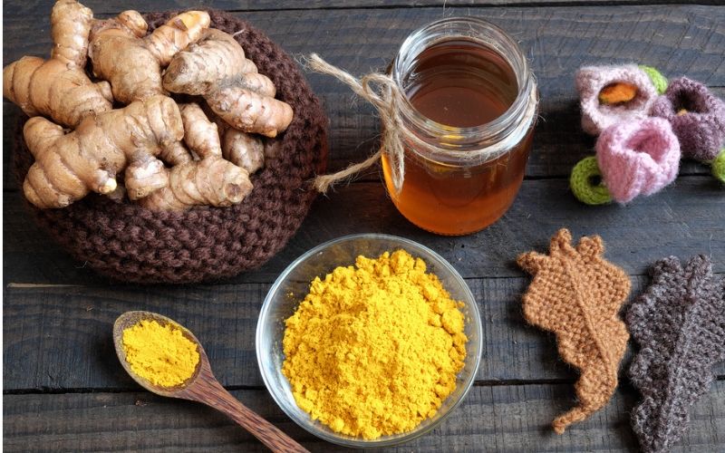 Đắp mặt nạ nghệ mật ong