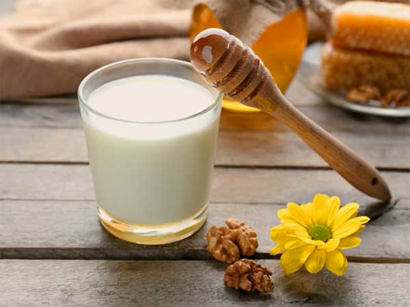 Đắp mặt nạ sữa tươi mật ong