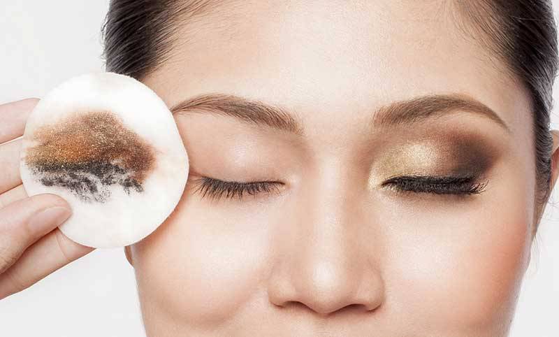 Tẩy trang sau khi trang điểm có cần thiết không?