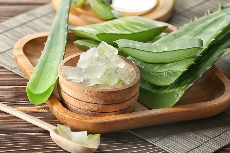 Đắp mặt nạ nha đam