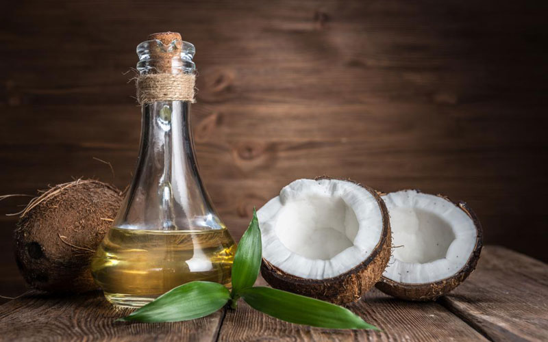 Nước tẩy trang làm từ  dầu dừa thiên nhiên giúp giữ cho da luôn có đủ nước, không bị khô căng, bỏng rát sau khi làm sạch. Nguồn internet